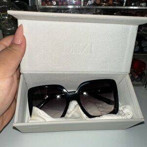 DEZI HARPER SUNGLASSES